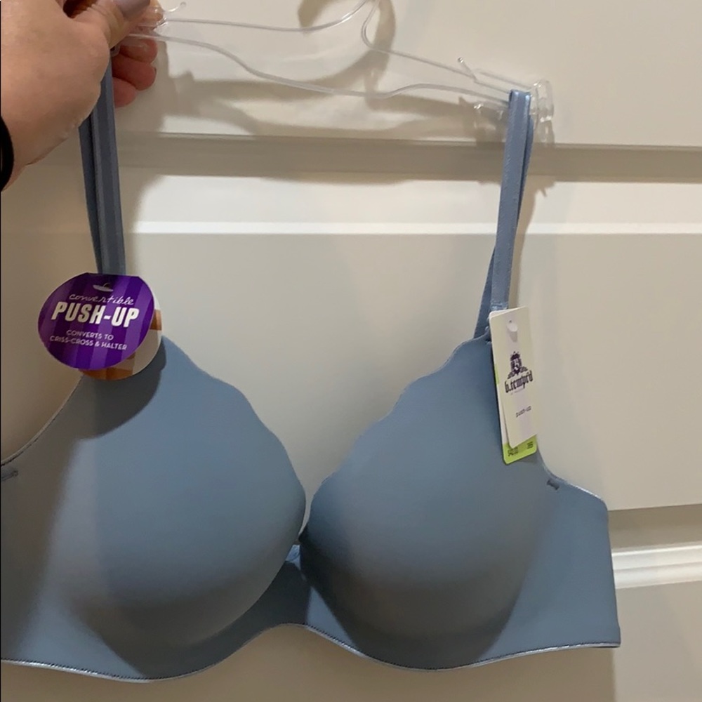 NWT!! b.tempted bra. Padded for great cleavage!